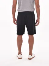 Bermuda cargo color beige, con cintura elástica y cordón ajustable. Presenta bolsillos laterales y bolsillos cargo con solapa en los costados.