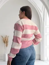 Sweater de punto a rayas horizontales anchas, color rosa y blanco, con cuello redondo y mangas largas.
