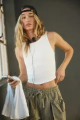 Top deportivo sin mangas, color blanco, con cuello redondo y corte ajustado al cuerpo.