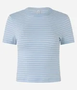 Blusa cropped de rib rayada en color bordó con líneas finas blancas, cuello redondo y manga corta, de ajuste ceñido al cuerpo.