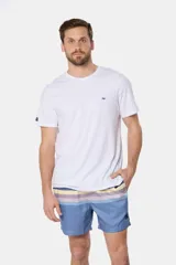 Short de baño con diseño rayado en la parte superior en tonos azul, amarillo, gris y celeste, y parte inferior de color azul sólido.