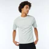 Remera celeste de algodón con cuello redondo y mangas cortas.