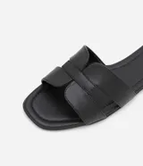 Sandalias planas color verde militar, con puntera cuadrada y dos tiras horizontales en la parte delantera.