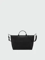 Bolso de viaje Longchamp modelo Le Pliage One, de diseño minimalista y funcional en color azul grisáceo. Cuenta con asas cortas, correa ajustable para el hombro y cierre superior con solapa de botón a presión.