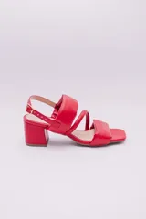 Sandalias color crema con tiras acolchadas y taco cuadrado.