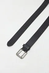 Cinto de cuero marrón oscuro con doble hilera de perforaciones y hebilla doble de metal empavonado.