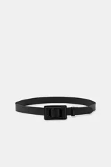 Cinturón de cuero negro de 3 cm de ancho, con diseño minimalista y hebilla rectangular forrada en el mismo material.