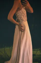 Vestido largo de lino color blanco, con breteles finos y cuerpo superior con técnica de smock. Presenta espalda descubierta con lazos ajustables.