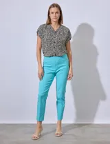 Pantalón azul de gabardina elastizada, marca Ruby Rd. Pretina ancha elastizada, bolsillos delanteros simulados y bolsillos traseros aplicados.