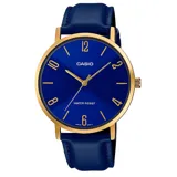 Reloj analógico Casio con caja de acero inoxidable en tono dorado y esfera azul con índices y manecillas doradas. Cuenta con una correa de cuero azul con textura y movimiento de cuarzo.