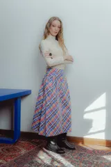 Falda midi de popelina de algodón con estampado floral en tonos celeste y rosa.