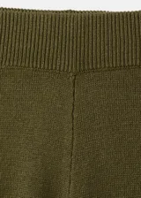 Pantalón de punto fino verde militar, de diseño recto, largo y tiro medio, con cintura elástica sin cierre.