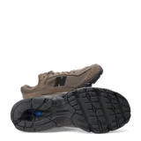 Championes urbanos New Balance modelo 509, color marrón con suela negra. Presentan una combinación de malla y gamuza en el exterior, con el logo 'N' característico en los laterales y tecnología de amortiguación en la entresuela.