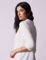 Blusa azul con cuello a la base y escote en V. Tiene bolsillos con cierre metálico.