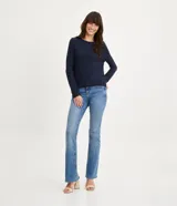 Blusa de punto color celeste con textura ondulada, cuello redondo y mangas largas.