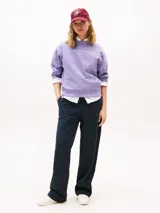 Buzo lila de cuello redondo con logo de Tommy Hilfiger estampado en el pecho.