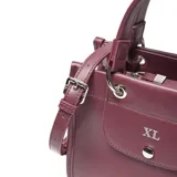 Cartera estructurada compacta de material símil cuero color bordó, con solapa frontal que tiene un botón imantado y el logo "XL" grabado. Posee doble manija fija y correa larga regulable y desmontable. Los herrajes son metálicos color plateado.