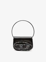 Bolso bandolera negro de cuero brillante con asa superior y correa extraíble. El logo Oval D está adornado con 165 cristales de diferentes tonos y tamaños.