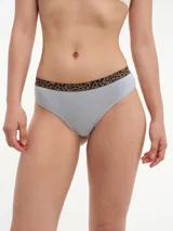 Bombacha de bikini color celeste con cintura de elástico fino con estampado animal print de leopardo.