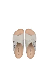 Sandalia de diseño cruzado con hebilla metálica lateral, confeccionada en material sintético con textura y suela de EVA.