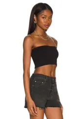 Top tipo bandeau ajustado, color blanco hueso, con tejido de punto acanalado.