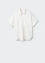 Camisa blanca de lino con cuello clásico, manga corta, corte oversize, cierre frontal con botones y bolsillo de parche en el pecho.