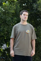 Remera gris con efecto gastado, de manga corta y corte holgado. Estampa en el pecho con un sol, una ola y la frase 'Life is Better'.