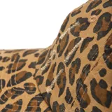 Gorra tipo baseball con estampado de leopardo y detalles desgastados en la visera.