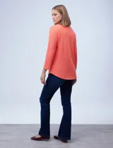 Blusa azul de tejido piqué, marca Ruby Rd. Tiene cuello redondo, escote en V y aplique metálico dorado.