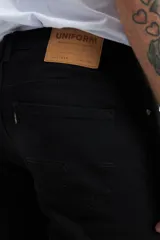 Jean negro de corte slim fit.