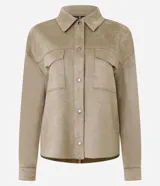 Camisa de corte regular confeccionada en gamuza sintética color beige, con cuello inglés, cierre frontal abotonado, mangas largas con puños ajustados y bolsillo tipo cargo en el pecho.