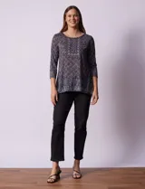 Blusa de modal estampado marca Ruby Rd, con apliques de brillos en el frente y mangas 3/4.