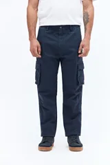 Pantalón cargo de corte recto y cintura clásica, confeccionado en algodón. Presenta bolsillos laterales con solapa, pasacintos y diseño funcional sin puños en los tobillos.