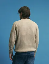 Sweater de escote redondo con manga larga, confeccionado en tejido moteado de textura suave.