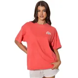 Remera de algodón color rojo con calce holgado, cuello redondo y mangas cortas. Presenta un pequeño estampado circular en el pecho con el logo de la marca y una flor.