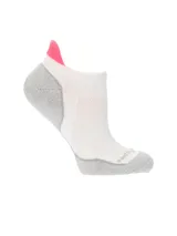 Medias deportivas de corte bajo, color blanco con detalles en gris en el talón y la puntera, y una lengüeta de ajuste en color fucsia.