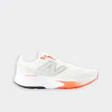 Championes New Balance modelo 520 V9 para running, color blanco con detalles en naranja y suela blanca con negro.