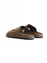 Sandalia de dos tiras con cierre de velcro, confeccionada en material símil cuero color gris. Cuenta con plantilla anatómica con base de corcho y suela de goma negra.
