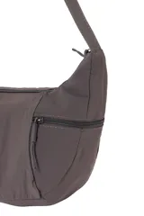 Bolso bandolera color gris oscuro, con diseño curvilíneo, correa ajustable y múltiples compartimentos con cierre. Presenta la inscripción "everyday wear" en la parte frontal.
