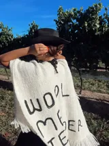 Ruana color crudo tejida en telar manual con lana Merino virgen sin teñir y bordada a mano.