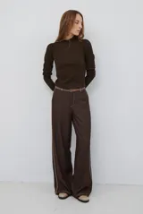 Pantalon de corte recto y pierna ancha, confeccionado en tela tipo denim color azul oscuro, con costuras a contratono y detalle de abertura lateral en el ruedo.
