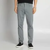 Pantalón chino de hombre, color gris verdoso, corte slim y tiro medio. Presenta cinco bolsillos y puños doblados.