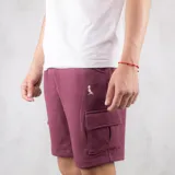 Bermuda cargo color bordó de algodón fino de punto, con bolsillos laterales y logo bordado.
