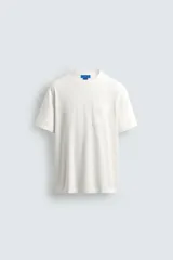 Camiseta de corte regular con cuello redondo, manga corta y bolsillo plastrón en el pecho. Presenta un acabado de color verde con efecto lavado.