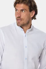 Camisa de lino celeste con rayas finas, cuello mao y mangas largas con puños abotonados. Cierre frontal con botones.
