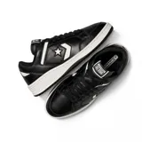 Zapatillas Converse Weapon de cuero negro con detalles en blanco, incluyendo el logo de la estrella y el chevron.