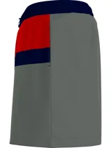 Short de baño Tommy Hilfiger con diseño color block en azul marino, blanco, rojo y gris. Cuenta con cintura elástica con cordón ajustable, dos bolsillos laterales y un bolsillo trasero con detalle Global Stripe.