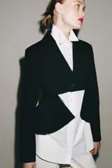 Blazer asimétrica de Zara Woman Collection, confeccionada con mezcla de lana. Presenta cuello solapa, manga larga con botones, cierre frontal con un botón y bajo asimétrico con abertura. Incluye forro interior a tono.
