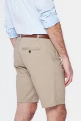 Bermuda gris con bolsillos laterales y traseros.