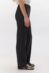 Pantalón de vestir gris oscuro, de corte recto y relajado, con cintura elastizada, cierre de cremallera y botón. Cuenta con bolsillos laterales.